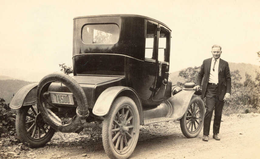 1923: Der junge und ehrgeizige Eskil W. Swenson posiert mit seinem Model T während einer Geschäftsreise durch die kurvenreichen Strassen der Smoky Mountains in Tennessee