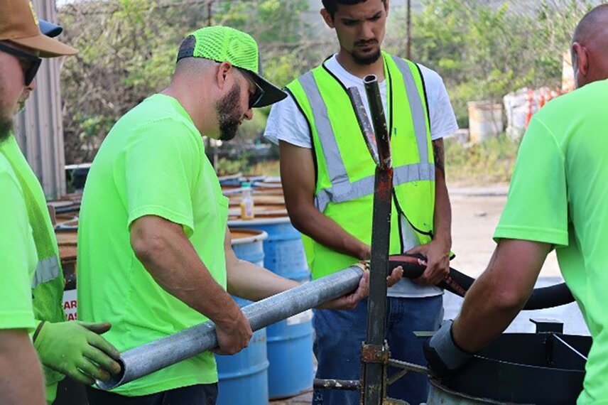 Tägliche Reinigung, Schmierung und regelmässige Kontrollen halten Fahrbahnmarkierungsmaschinen zuverlässig und vermeiden kostspielige Ausfallzeiten.
