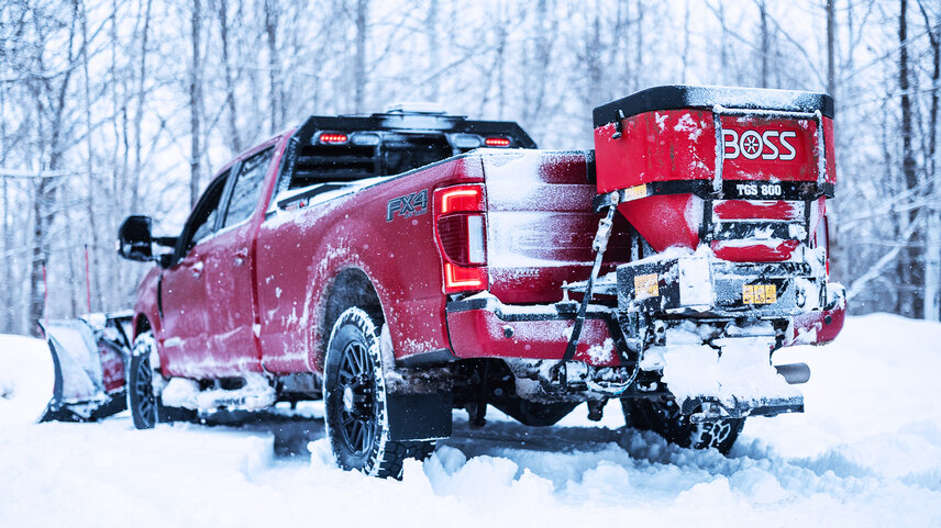 Monroe und BOSS arbeiten mit zahlreichen Händlern zusammen und bieten eine breite Auswahl an Streuern – vom TGS 800 für kleinere Flotten bis hin zu grösseren Modellen für umfangreichere Einsätze.