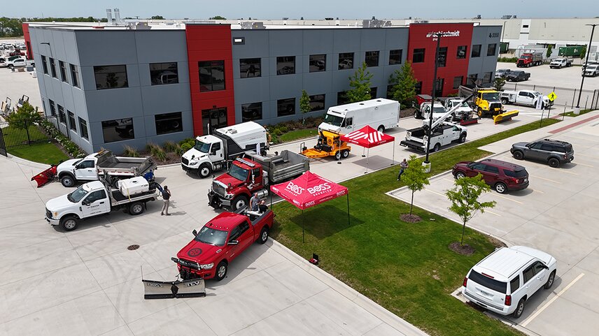 Mehrere Marken und Ausrüstungen beim Open House des Joliet Supercenter, die die Bandbreite an Kompetenz und Zusammenarbeit innerhalb des Portfolios der Aebi Schmidt Group zeigen.