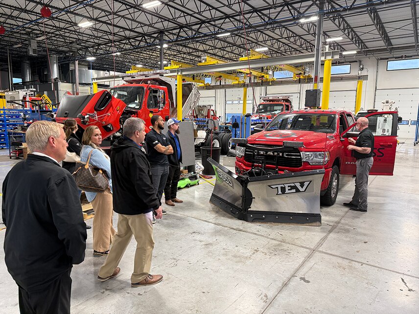 Zusammenarbeit der Branche während dem Tag der offenen Tür im Joliet Supercenter – mit Ford-Händlern, Mitgliedern des Chicago Ford Truck Club sowie Produktpräsentationen von BOSS Schneepflügen.