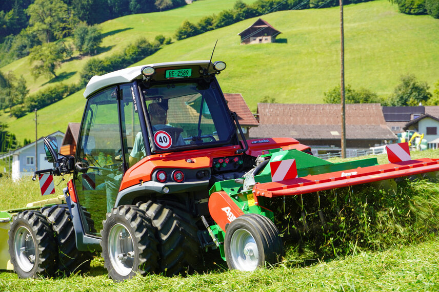 Ideal power-to-weight ratio: An Aebi TT 282 with dual tires in mowing operation