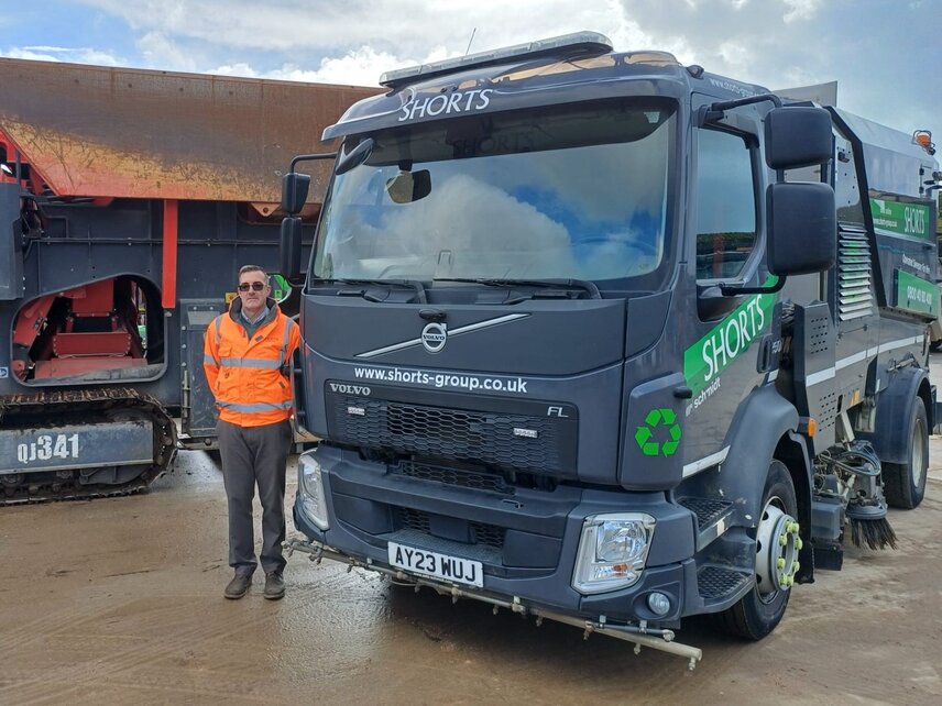 Damian Ayling, Jefe de Transporte de Shorts, junto a una de las dos barredoras Street King 660 operadas por la empresa.