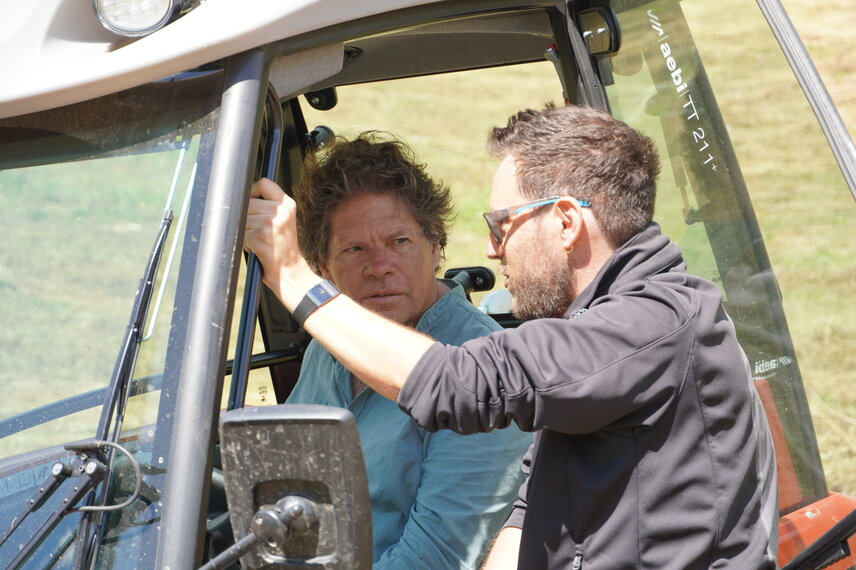 Mathias Leubler (Verkaufsleiter Aebi Land- & Kommunaltechnik bei Aebi Schmidt Schweiz) erklärt Daniel Ritler, die Bedienung des Terratracs.