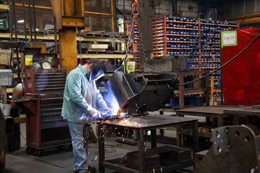 Die Maschinen in der Fertigung und Produktion sind darauf ausgelegt, Präzision zu erhöhen, Effizienz zu steigern und die Qualität zu liefern, die unsere Kunden erwarten.