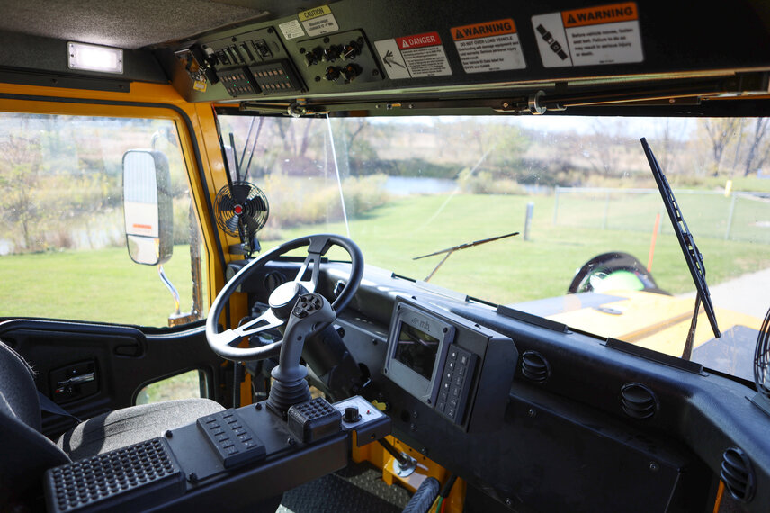 Auf den Fahrer abgestimmt: Die Kabine der MB6P vereint Komfort, Präzision und innovative Bedienelemente, um jeden Einsatz effizienter und sicherer zu gestalten.